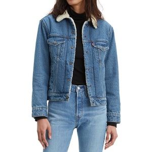 Levi’s Sherpa Trucker Jacket 💙